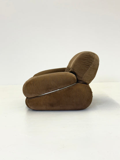 Bruine Okay fauteuil door Adriano Piazzesi