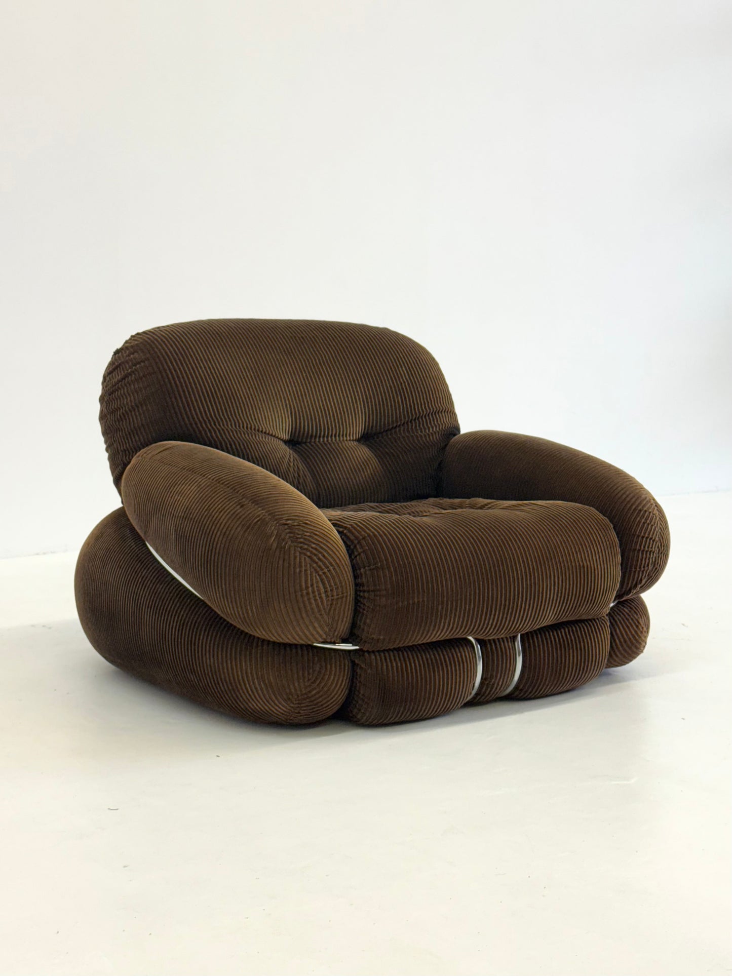 Bruine Okay fauteuil door Adriano Piazzesi