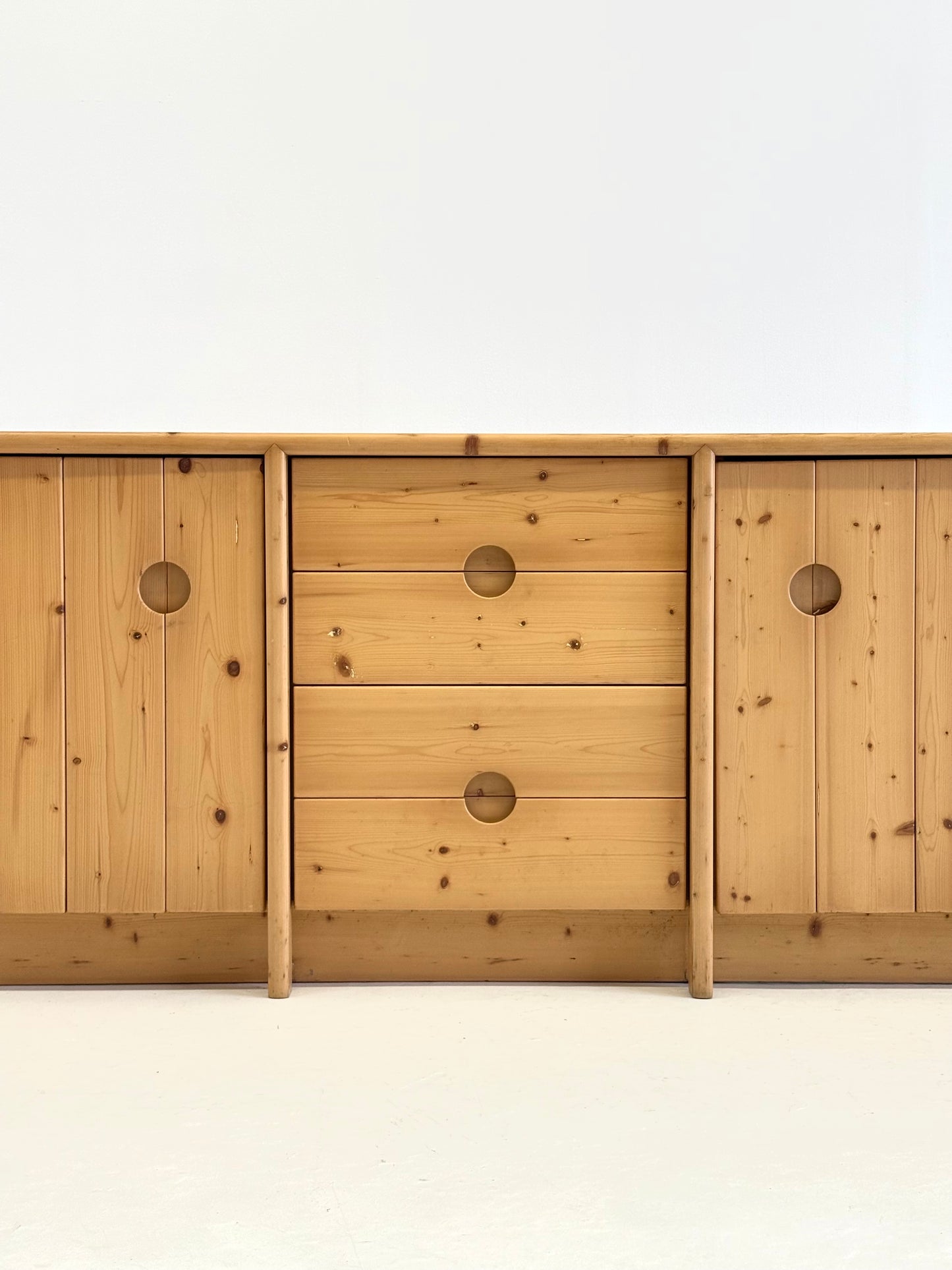 Grenenhout dressoir van Charlotte Perriand voor Les Arcs