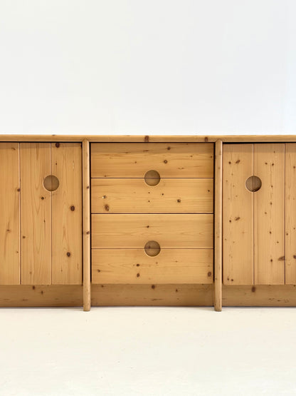 Grenenhout dressoir van Charlotte Perriand voor Les Arcs
