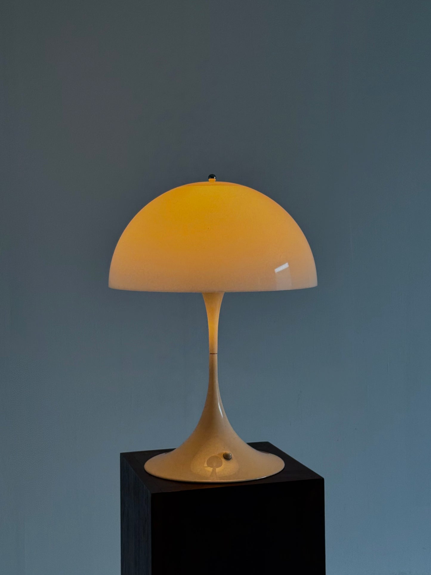 Louis Poulsen Panthella tafellamp door Verner Panton