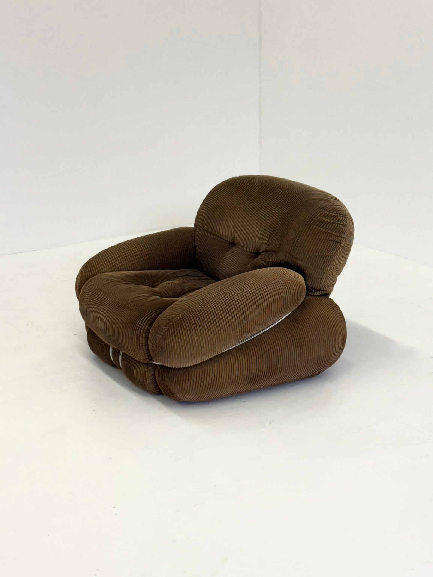 Bruine Okay fauteuil door Adriano Piazzesi