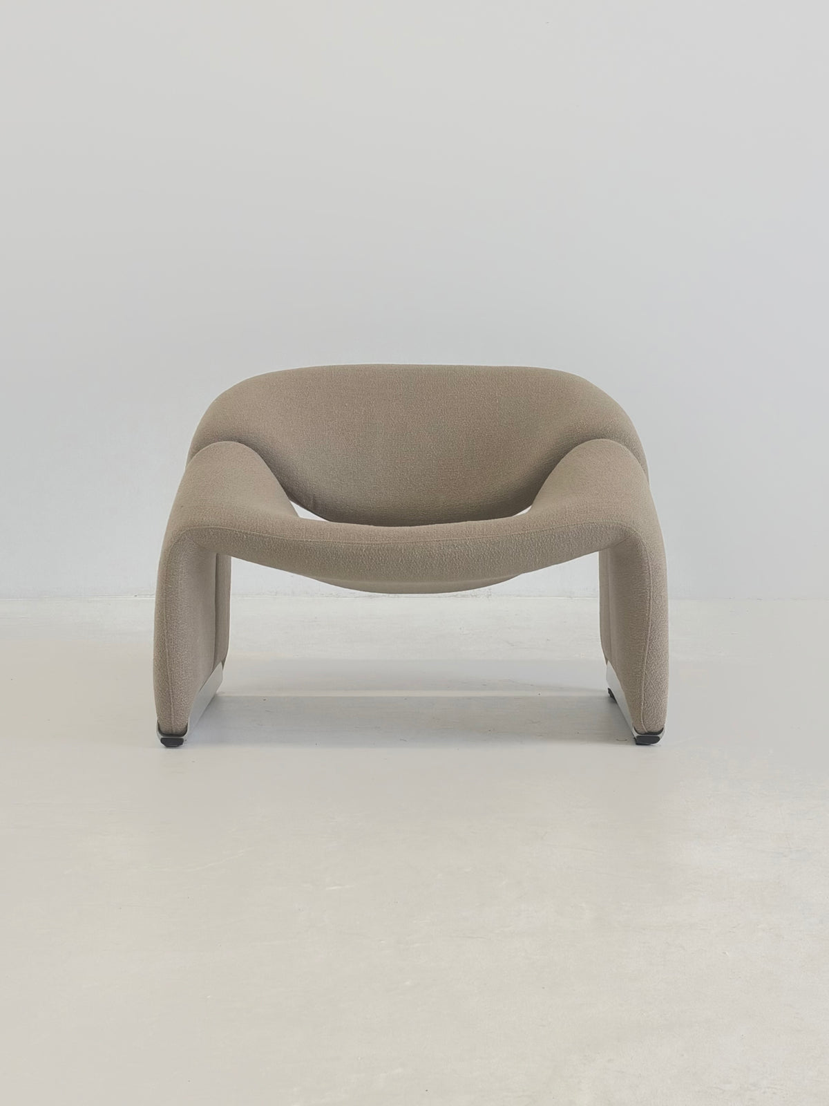 Artifort Groovy F598 M-Chair van Pierre Paulin in beige bouclé