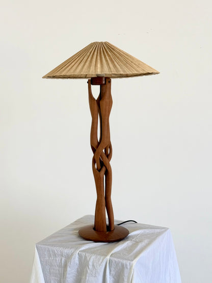 Sculpturaal handgesneden tafellamp van massief teakhout