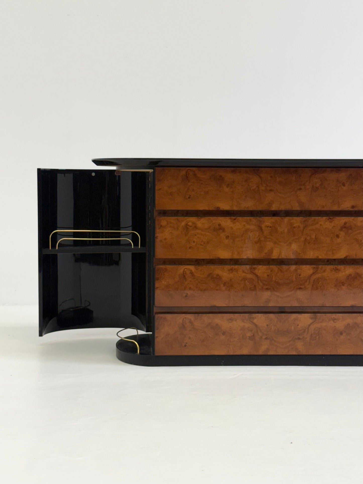 Vintage Ladekast van Voltan van gelakt Wortelhout met bar