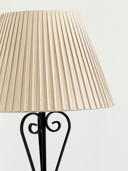 Vintage smeedijzeren tafellamp in swirl vorm met plissé kap
