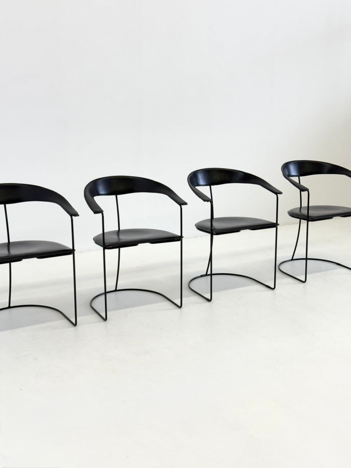 Set van 8 Vintage Arrben Ursala eetkamerstoelen in zwart leer
