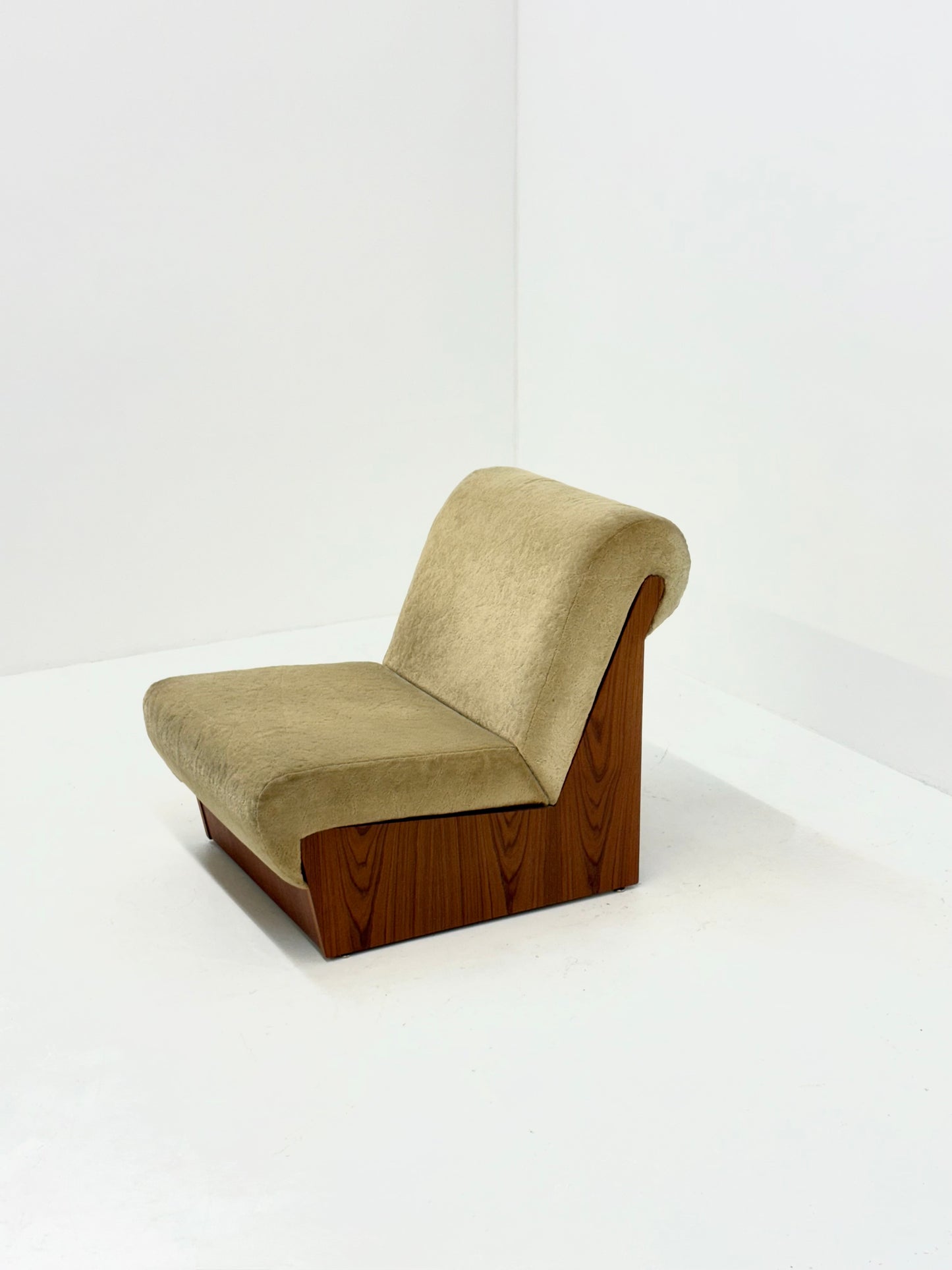 Vintage mid-century beige fauteuil met houten frame en hocker