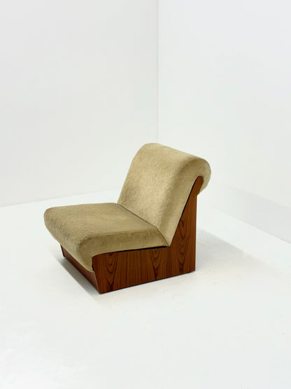 Vintage mid-century beige fauteuil met houten frame en hocker