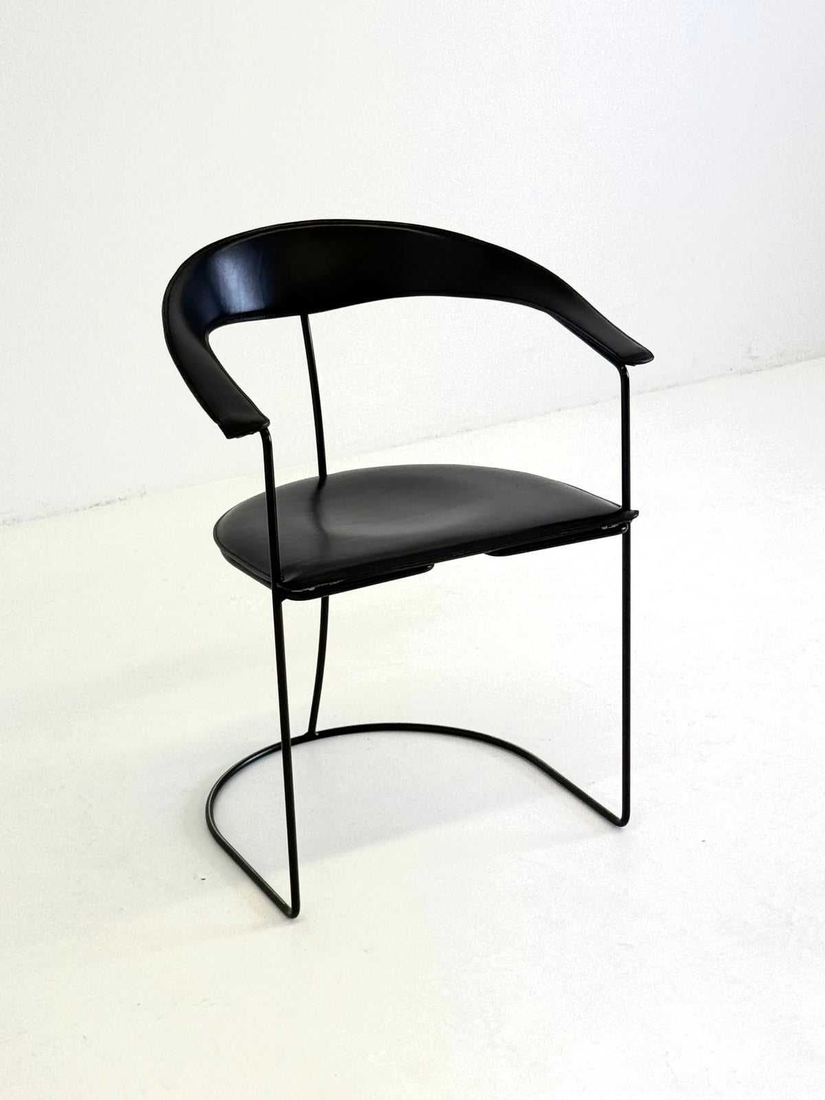 Set van 8 Vintage Arrben Ursala eetkamerstoelen in zwart leer