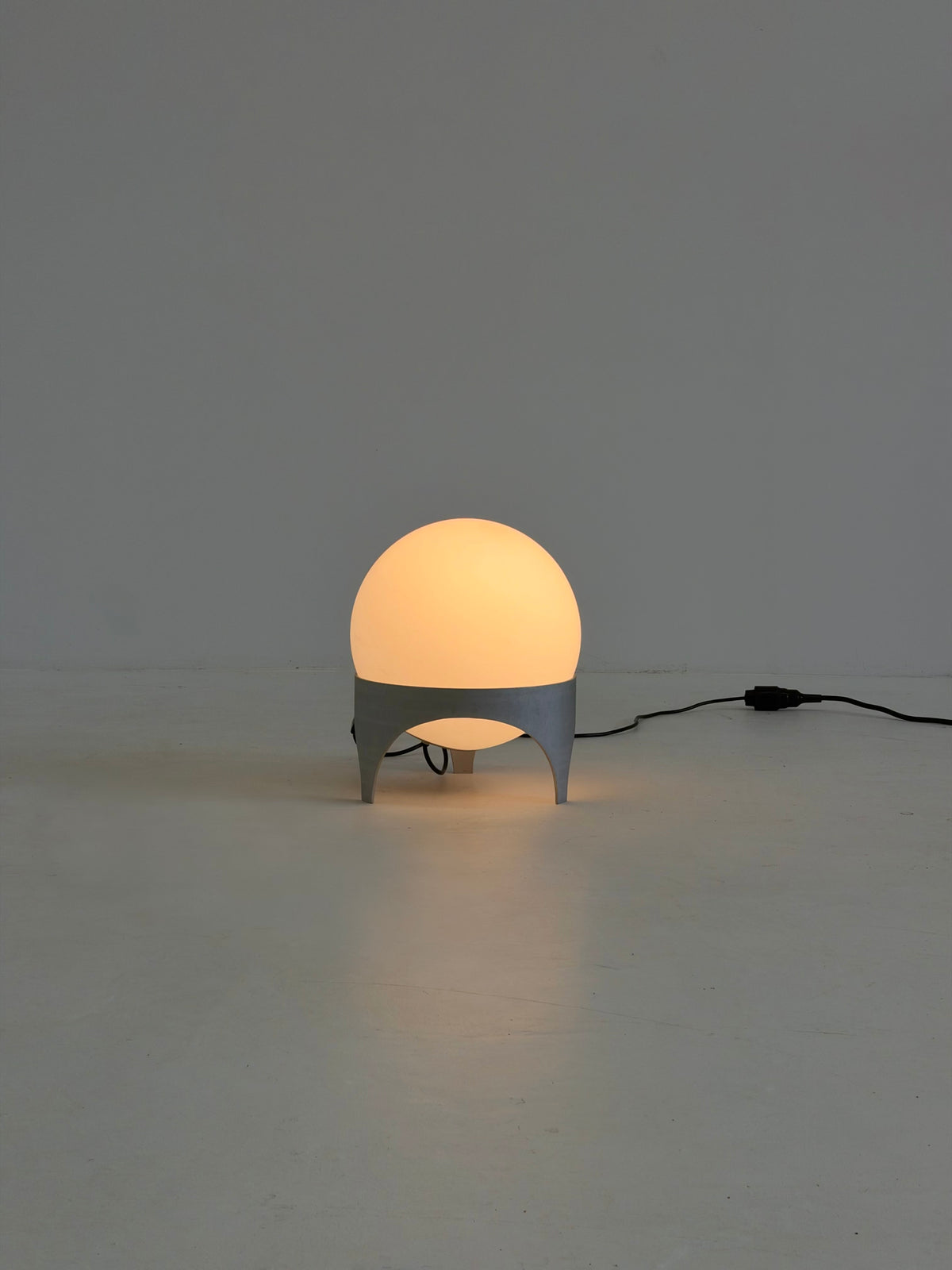 Vintage Space Age Tafellamp met Glazen Bol en Aluminium Voet