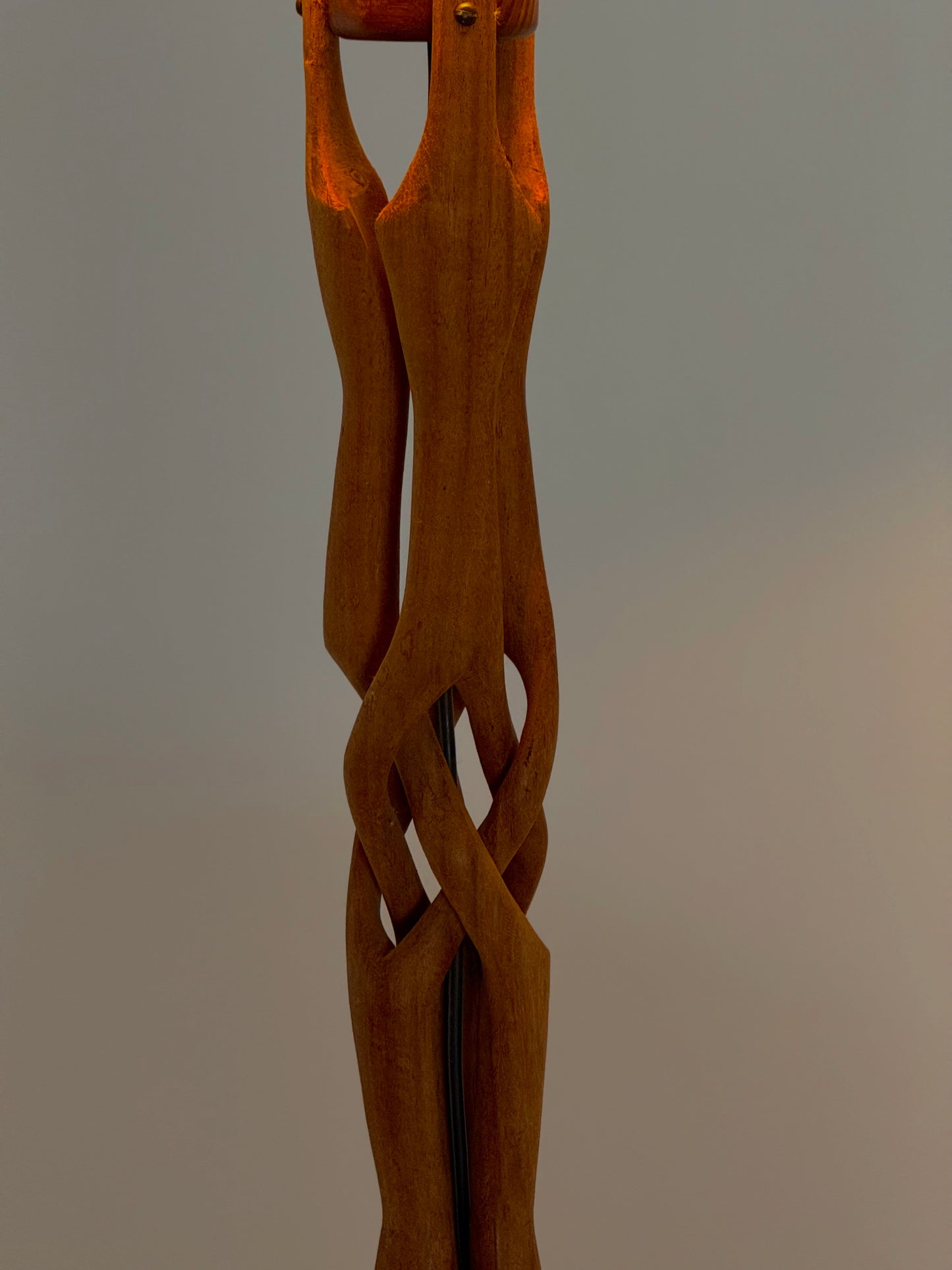 Sculpturaal handgesneden tafellamp van massief teakhout