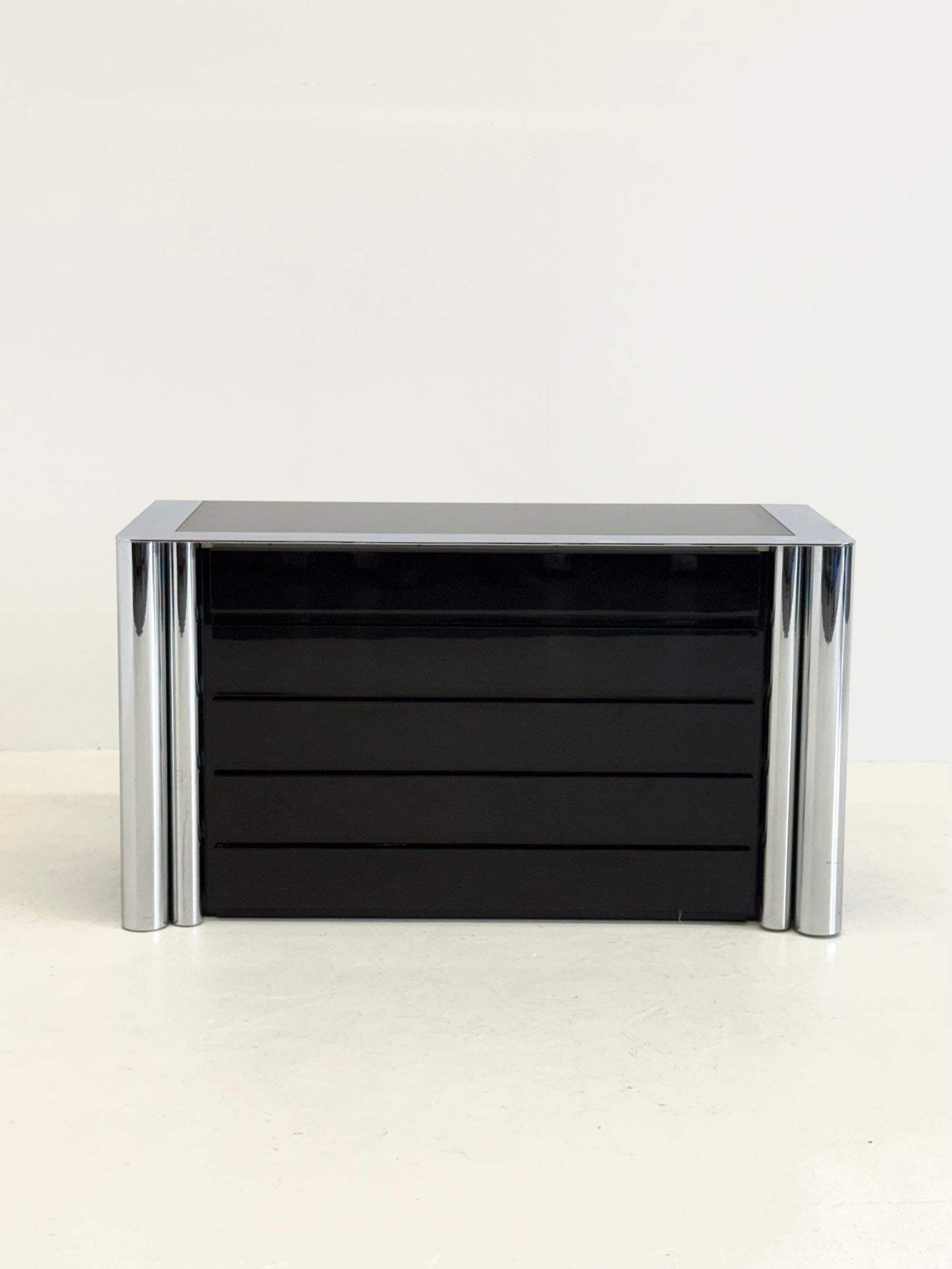 Zwart dressoir van Antonello Mosca voor Cinova