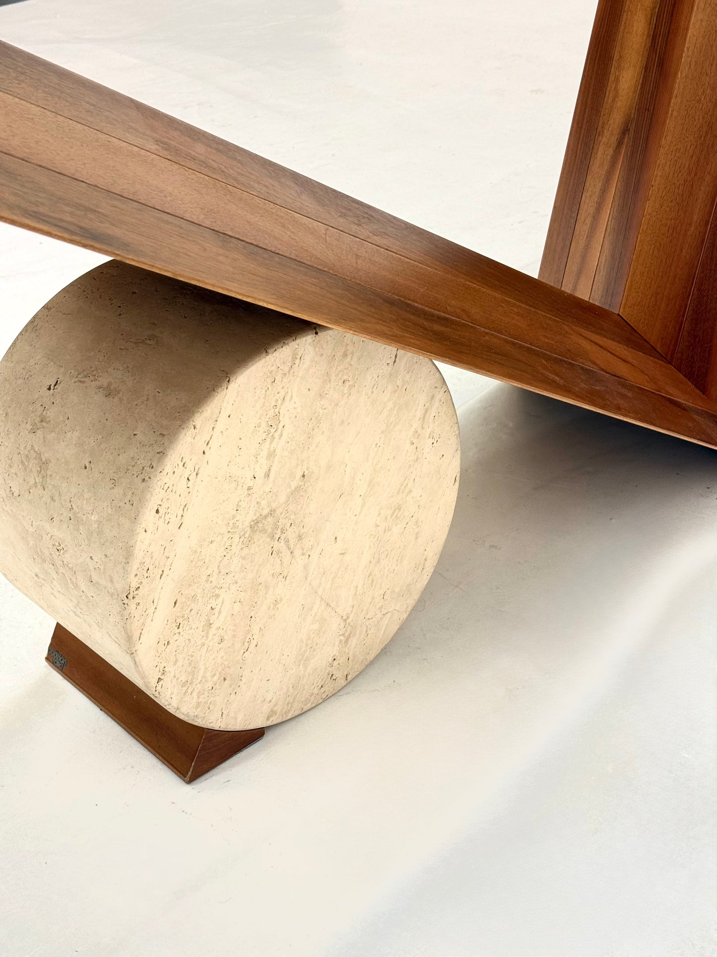 Valentino eettafel van Emanuele Zenere voor Cattelan