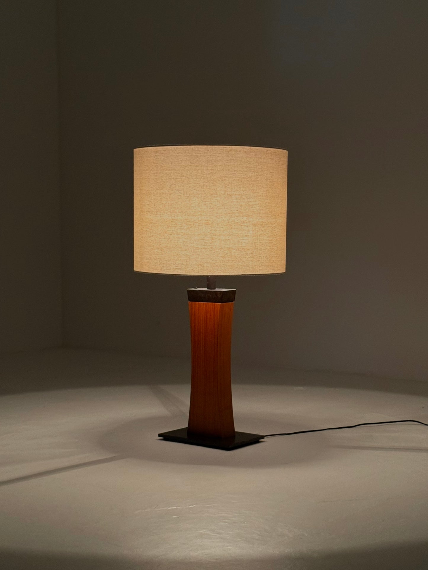 Italiaanse Mid Century tafellamp van teakhout