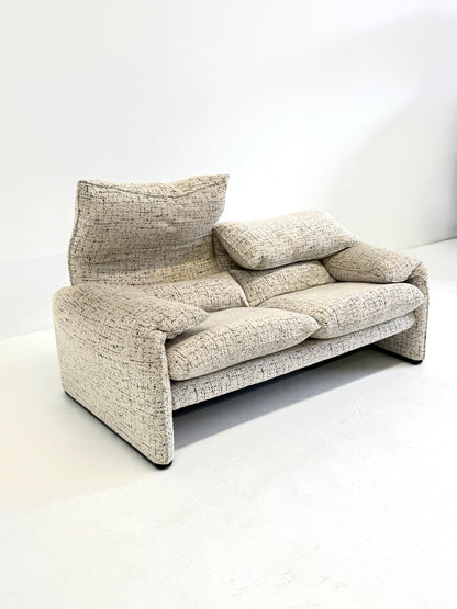 Cassina Maralunga 2-zits bank door Vico Magistretti gebroken witte met subtiel dessin