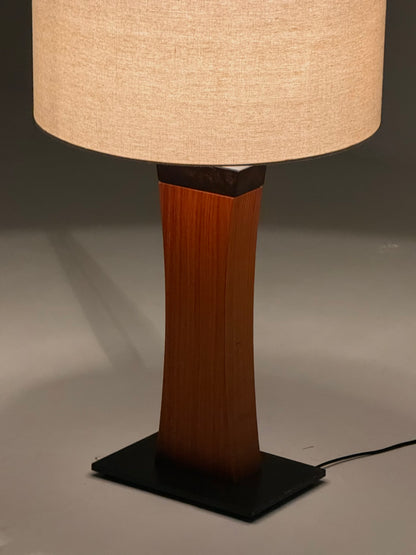 Italiaanse Mid Century tafellamp van teakhout