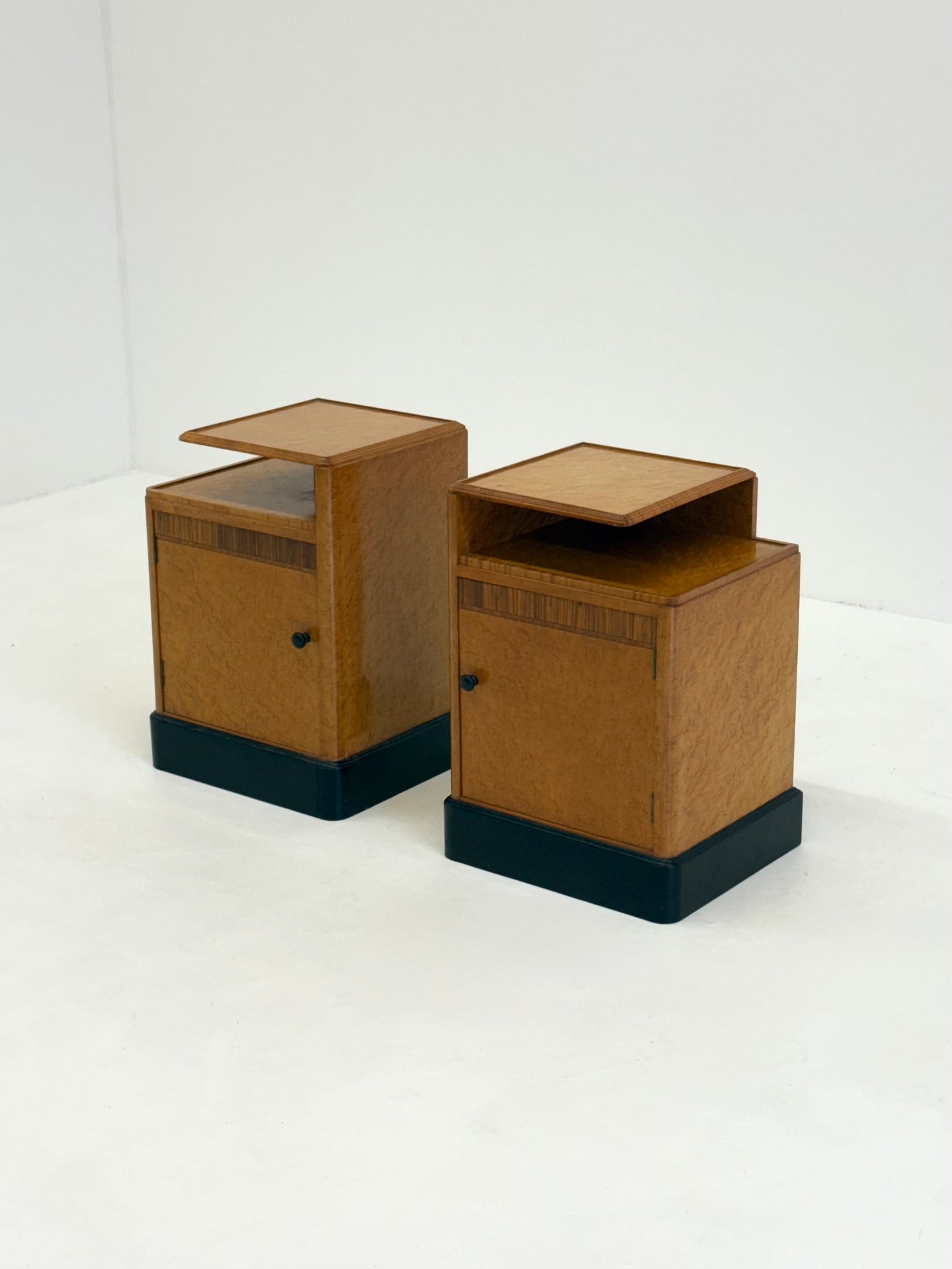 Set van 2 Art Deco nachtkastjes in wortel esdoornfineer