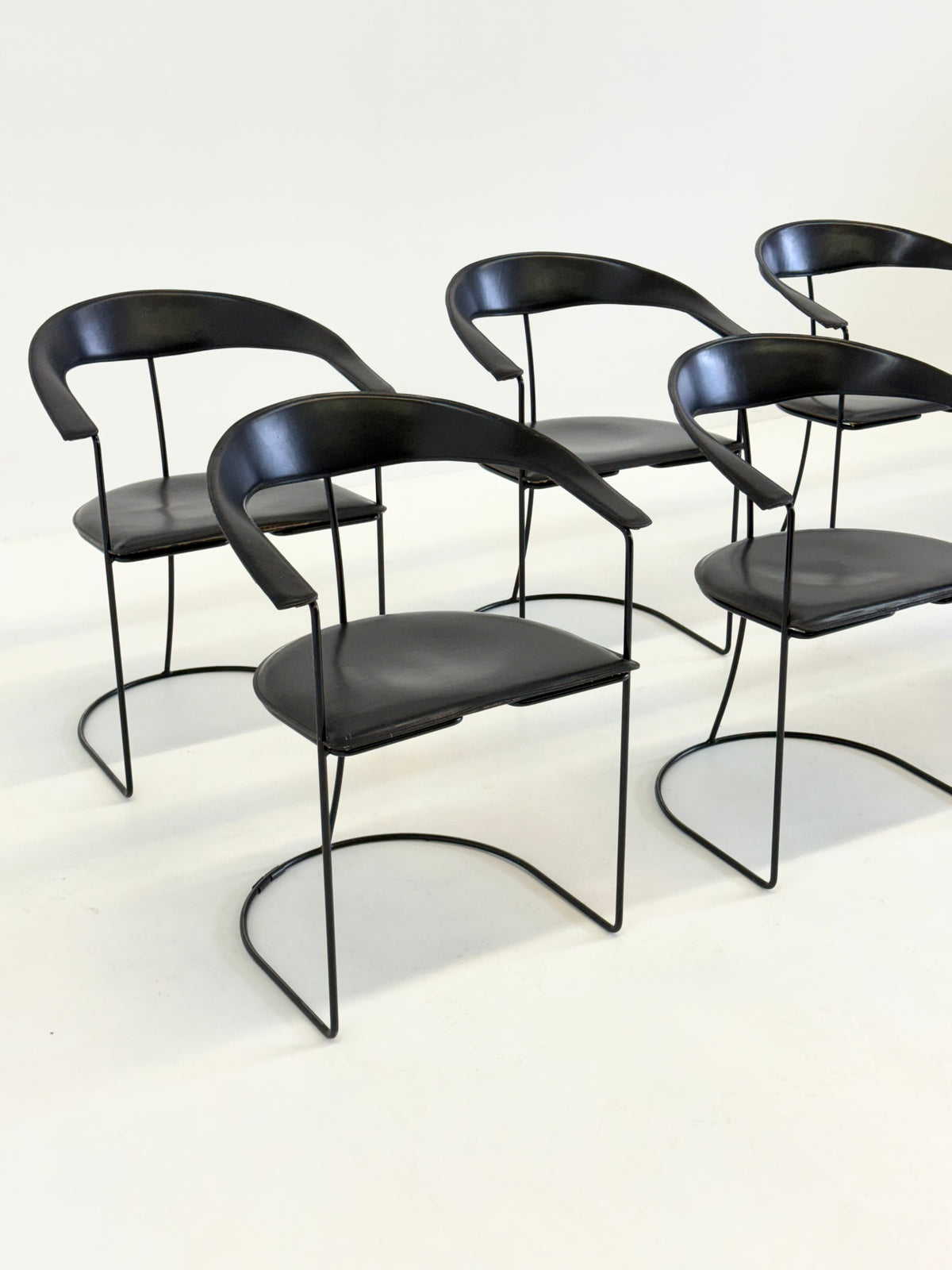 Set van 8 Vintage Arrben Ursala eetkamerstoelen in zwart leer