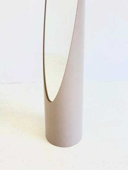 Lipstick spiegel beige door Rodolfo Bonetto | specchio unghia