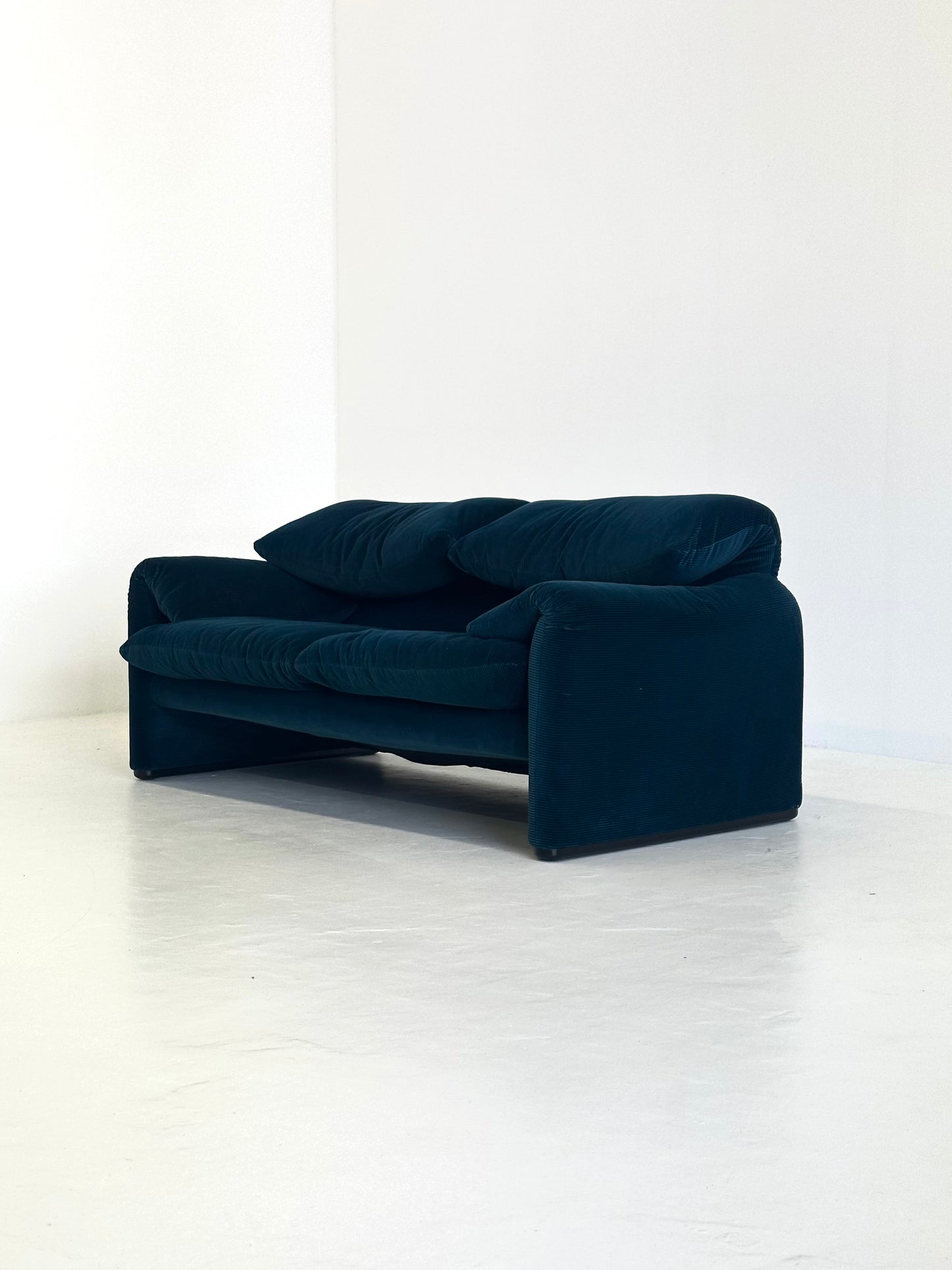 Blauw groen gestreepte Cassina Maralunga 2-zits bank door Vico Magistretti