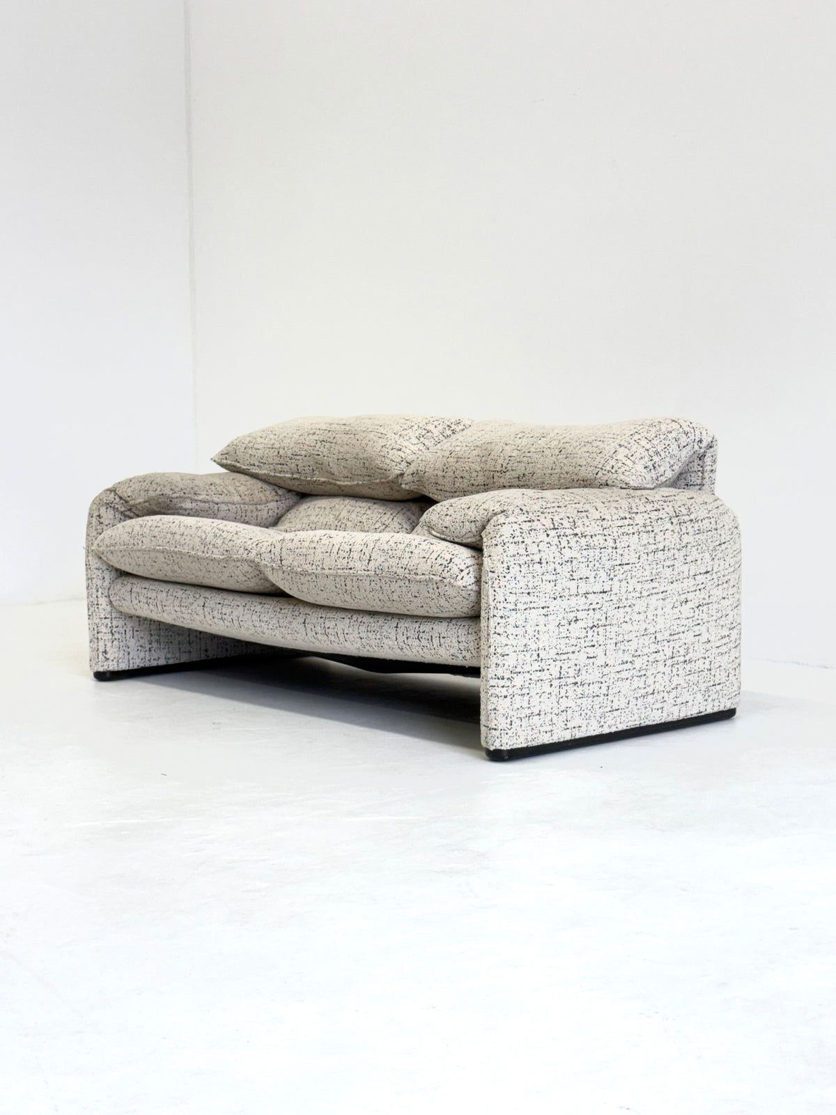 Cassina Maralunga 2-zits bank door Vico Magistretti gebroken witte met subtiel dessin