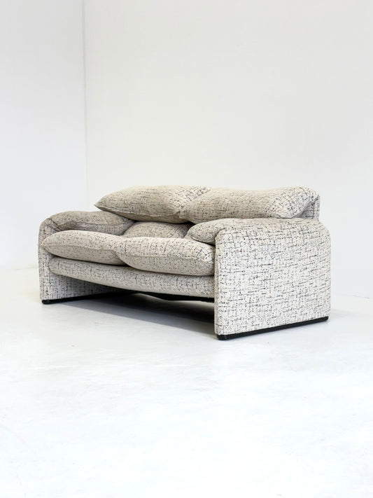 Cassina Maralunga 2-zits bank door Vico Magistretti gebroken witte met subtiel dessin