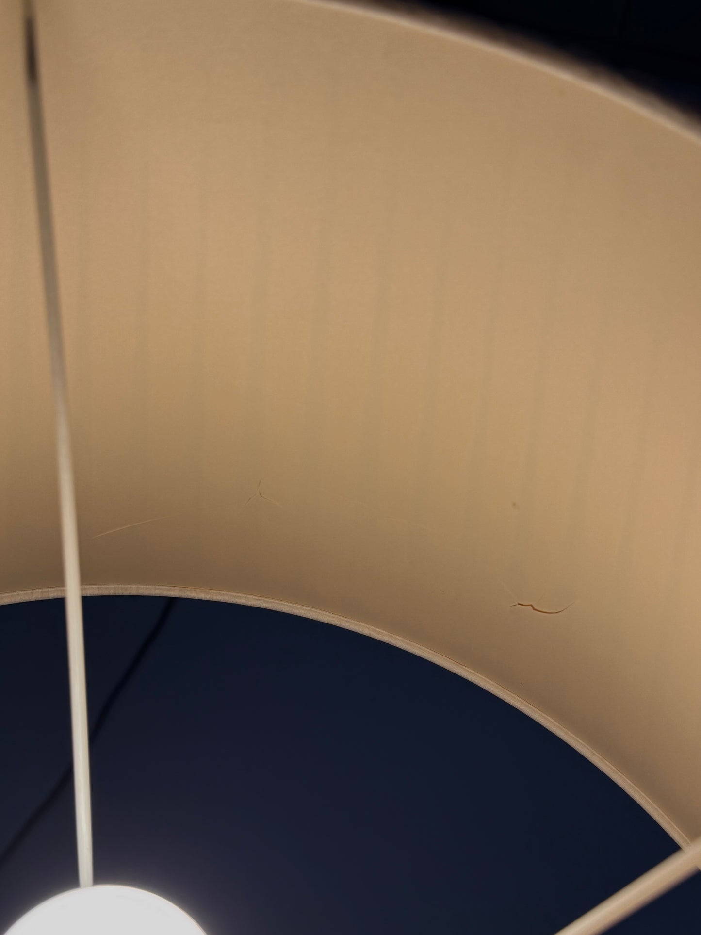 Vintage smeedijzeren tafellamp in swirl vorm met plissé kap
