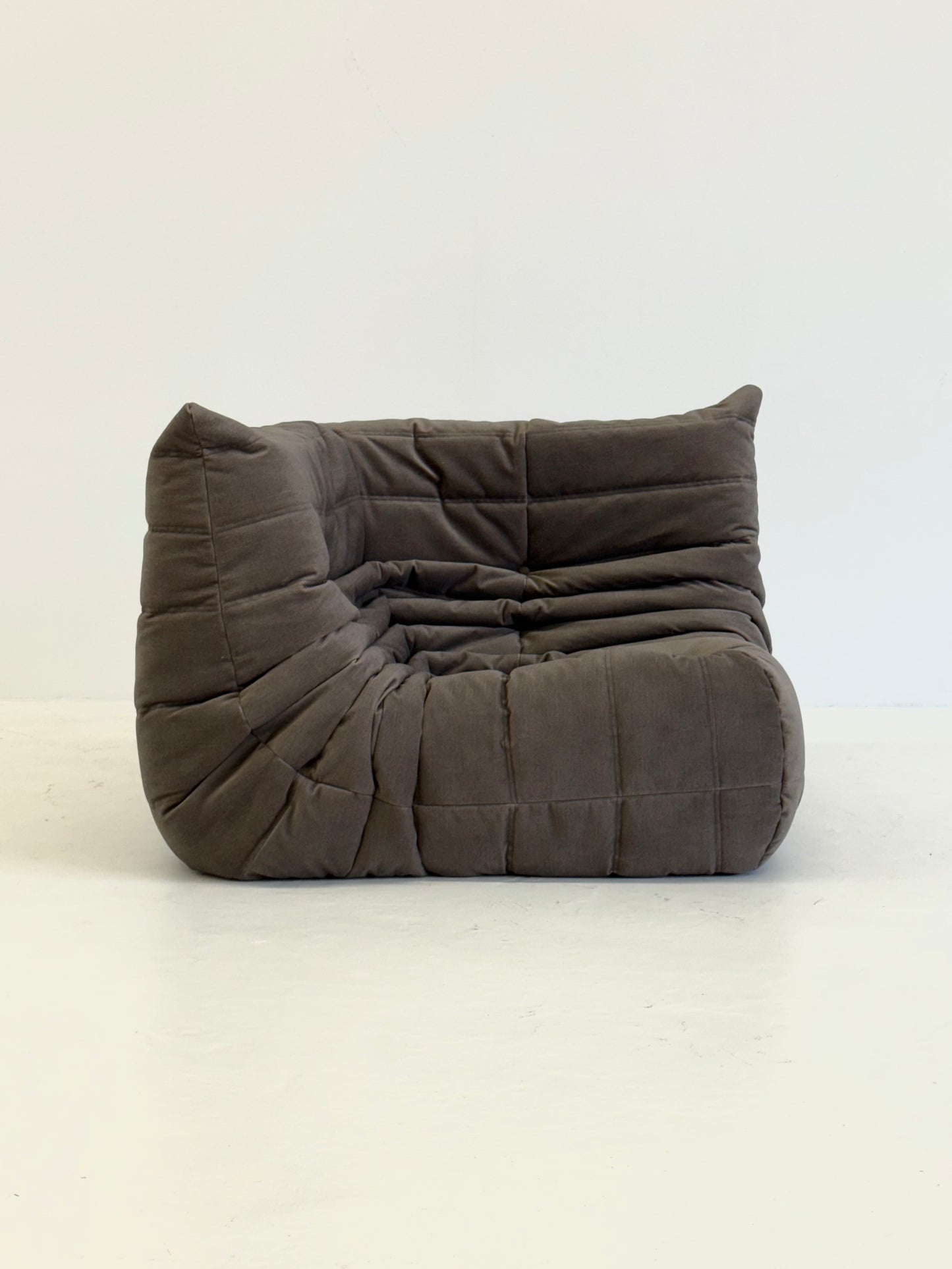 Ligne Roset Togo hoekelement in grijs / taupe rood velvet