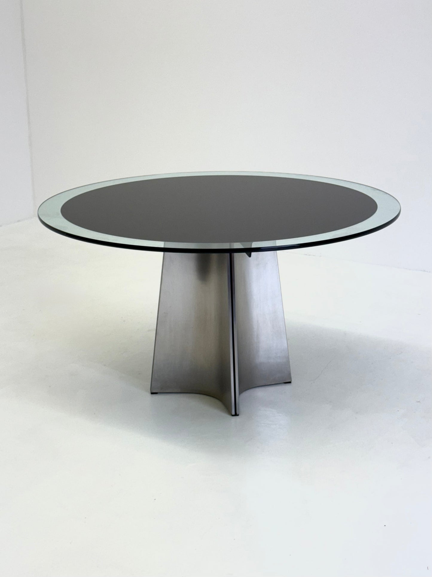UFO eettafel van Luigi Saccardo voor Arrmet