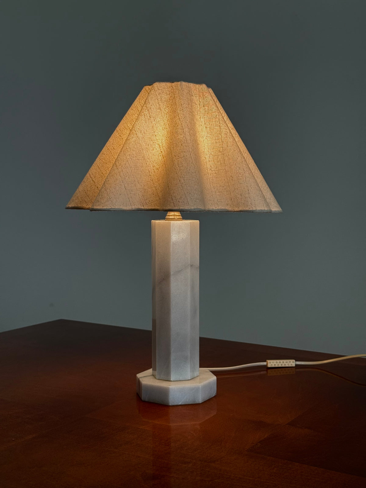 Vintage marmeren tafellamp met linnen kap