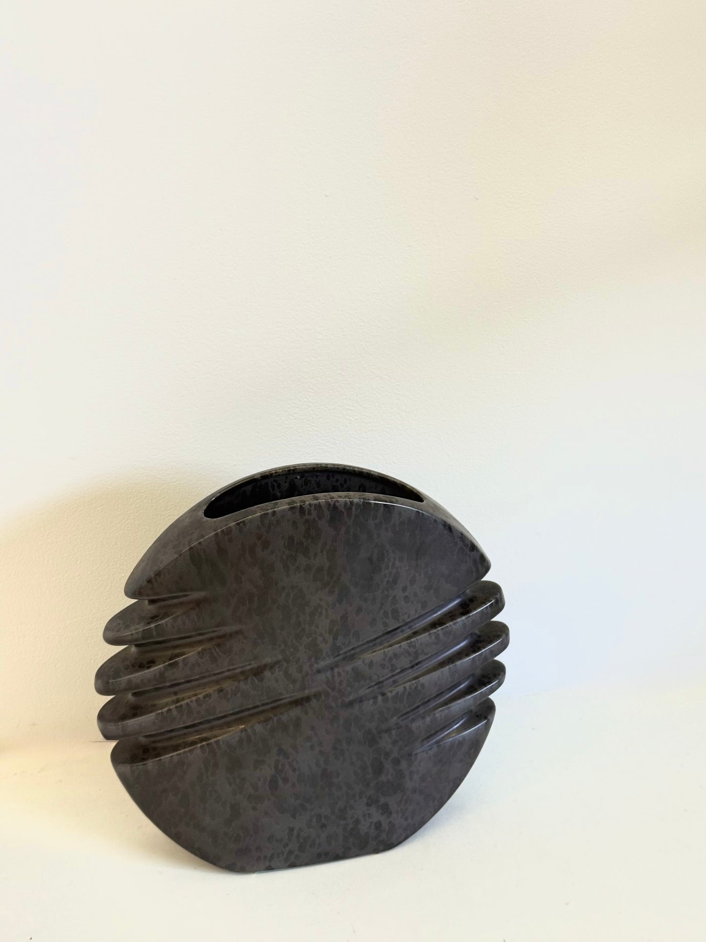 keramieke vaas van Nereo Boaretto in donkergrijs