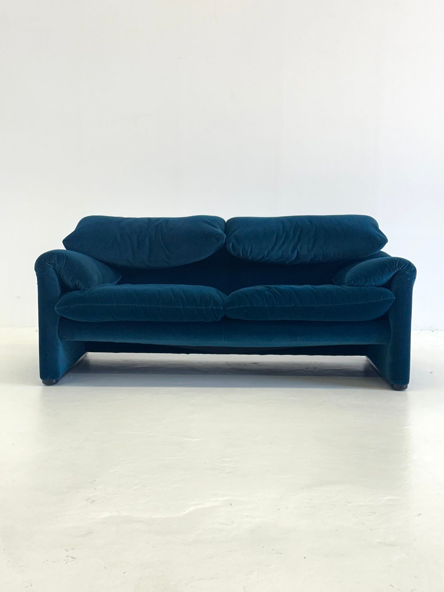 Blauw groen gestreepte Cassina Maralunga 2-zits bank door Vico Magistretti