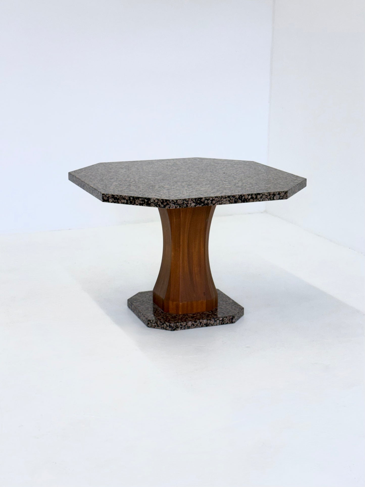 Art Deco eettafel met achthoekig granieten blad