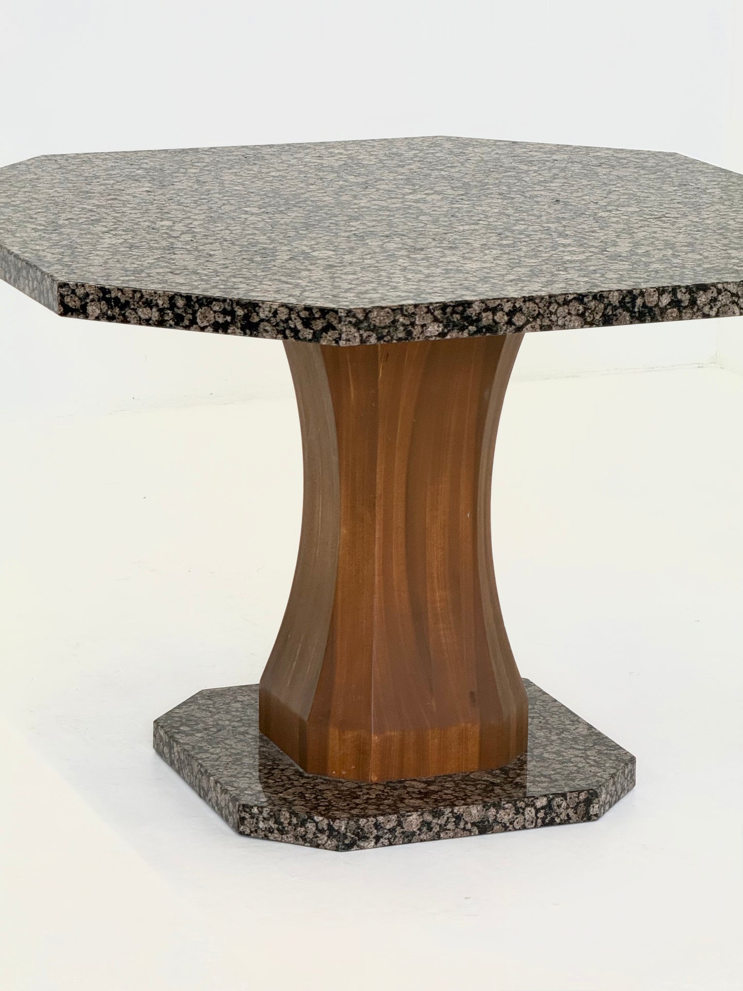 Art Deco eettafel met achthoekig granieten blad