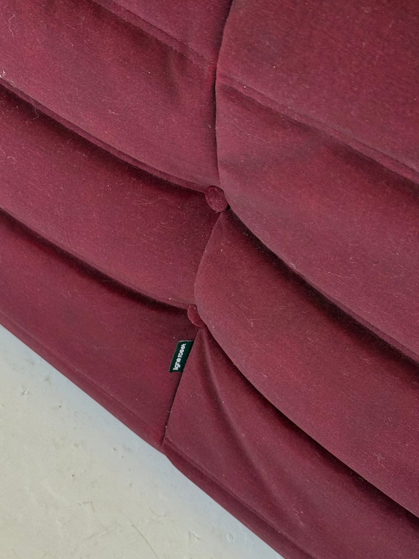 Ligne Roset Togo 2-zits in bordeaux rood velvet
