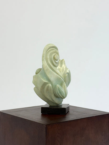 Groene natuursteen sculpture op marmeren Sokkel