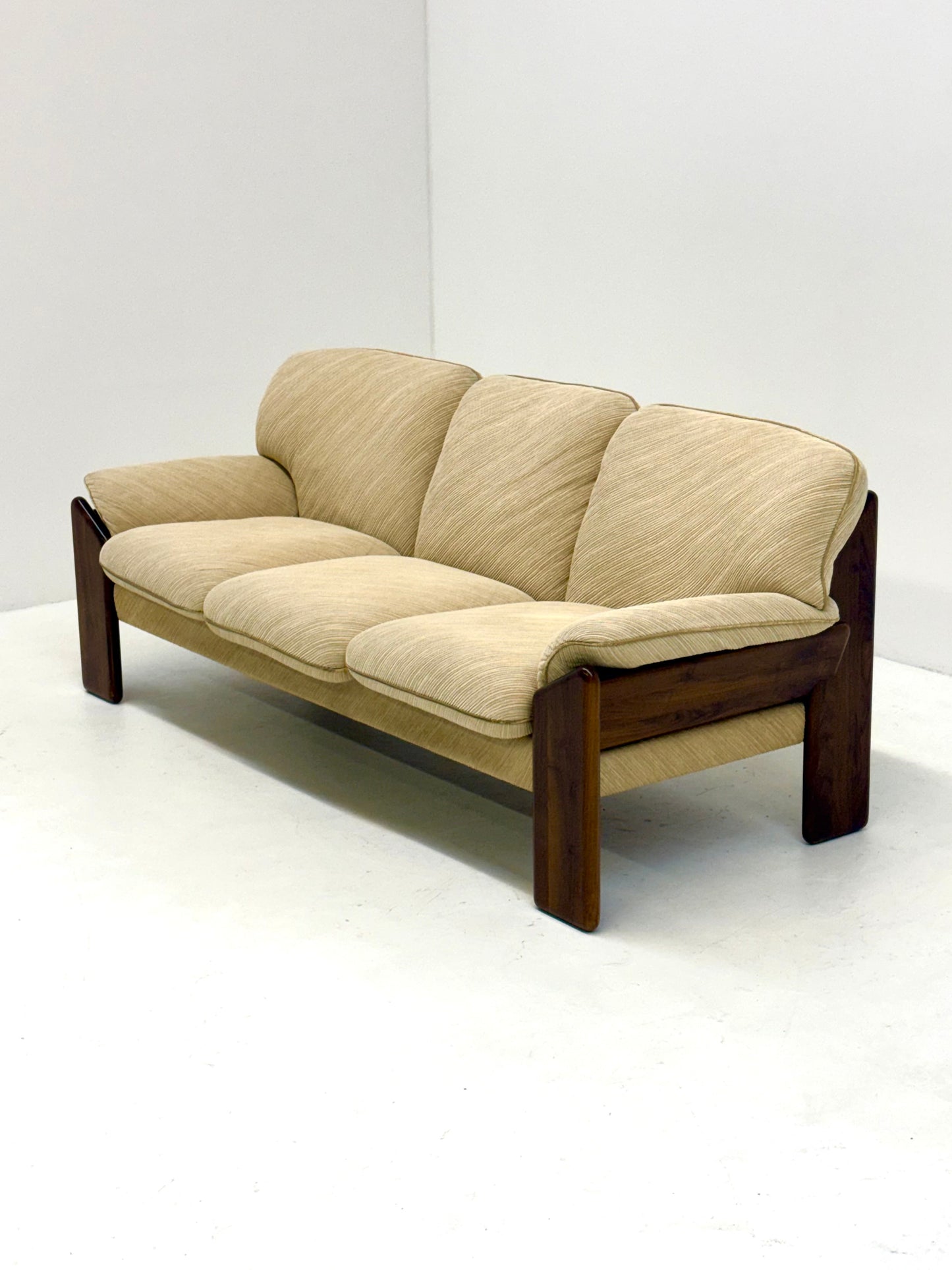 Sapporo driezitsbank van Mario Marenco voor Mobil Girgi