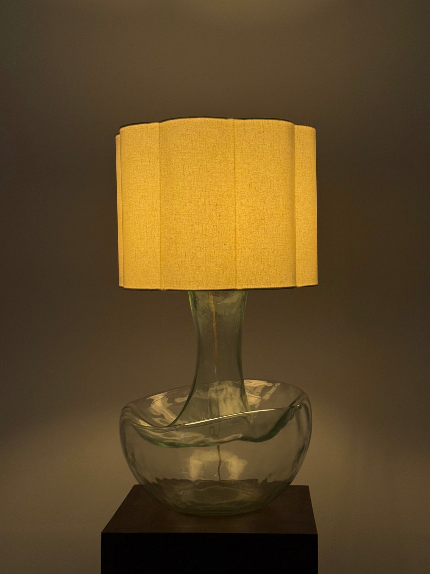 Grote vintage tafellamp met sculpturale glazen voet