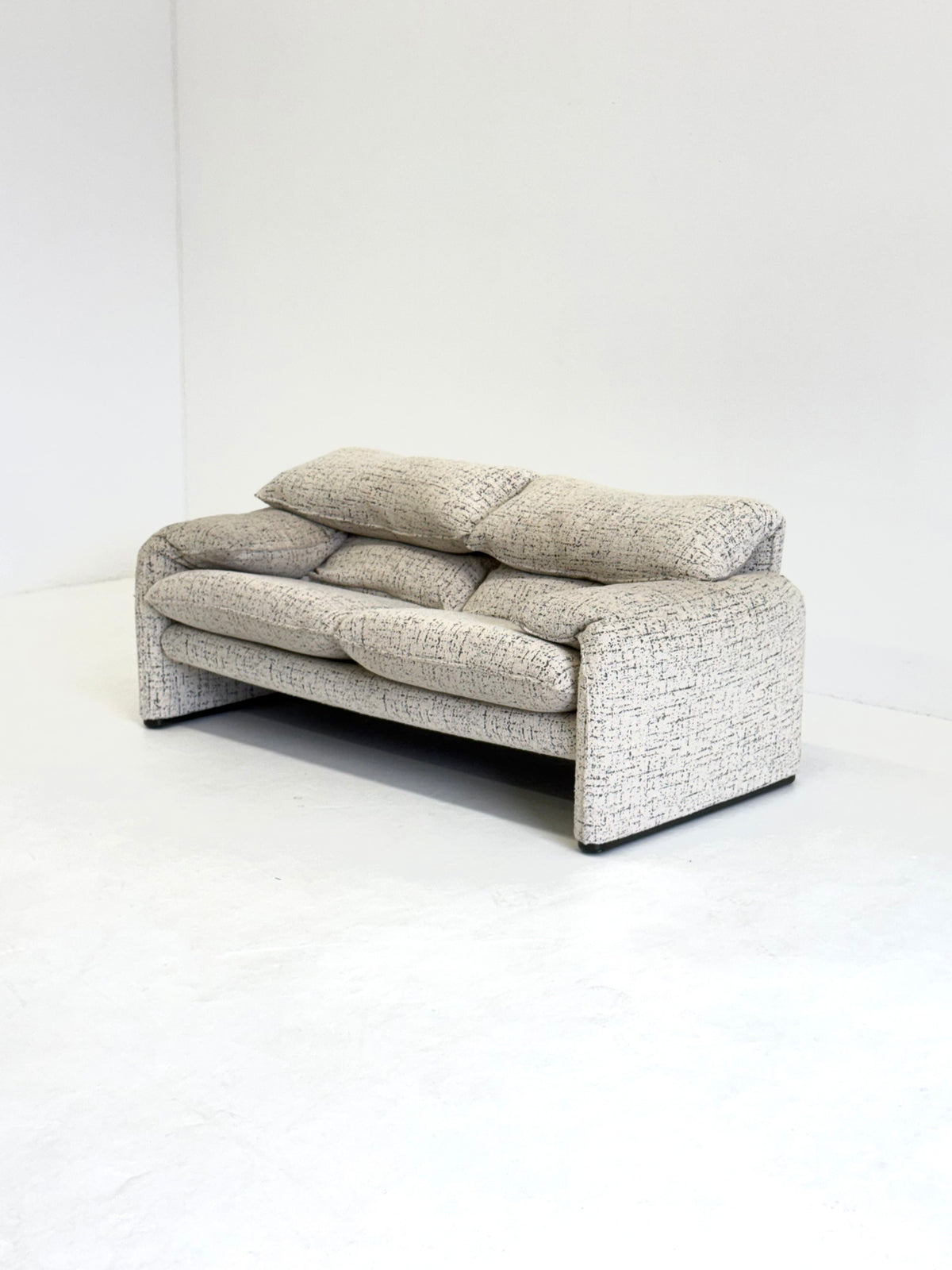 Cassina Maralunga 2-zits bank door Vico Magistretti gebroken witte met subtiel dessin
