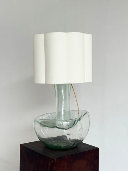 Grote vintage tafellamp met sculpturale glazen voet