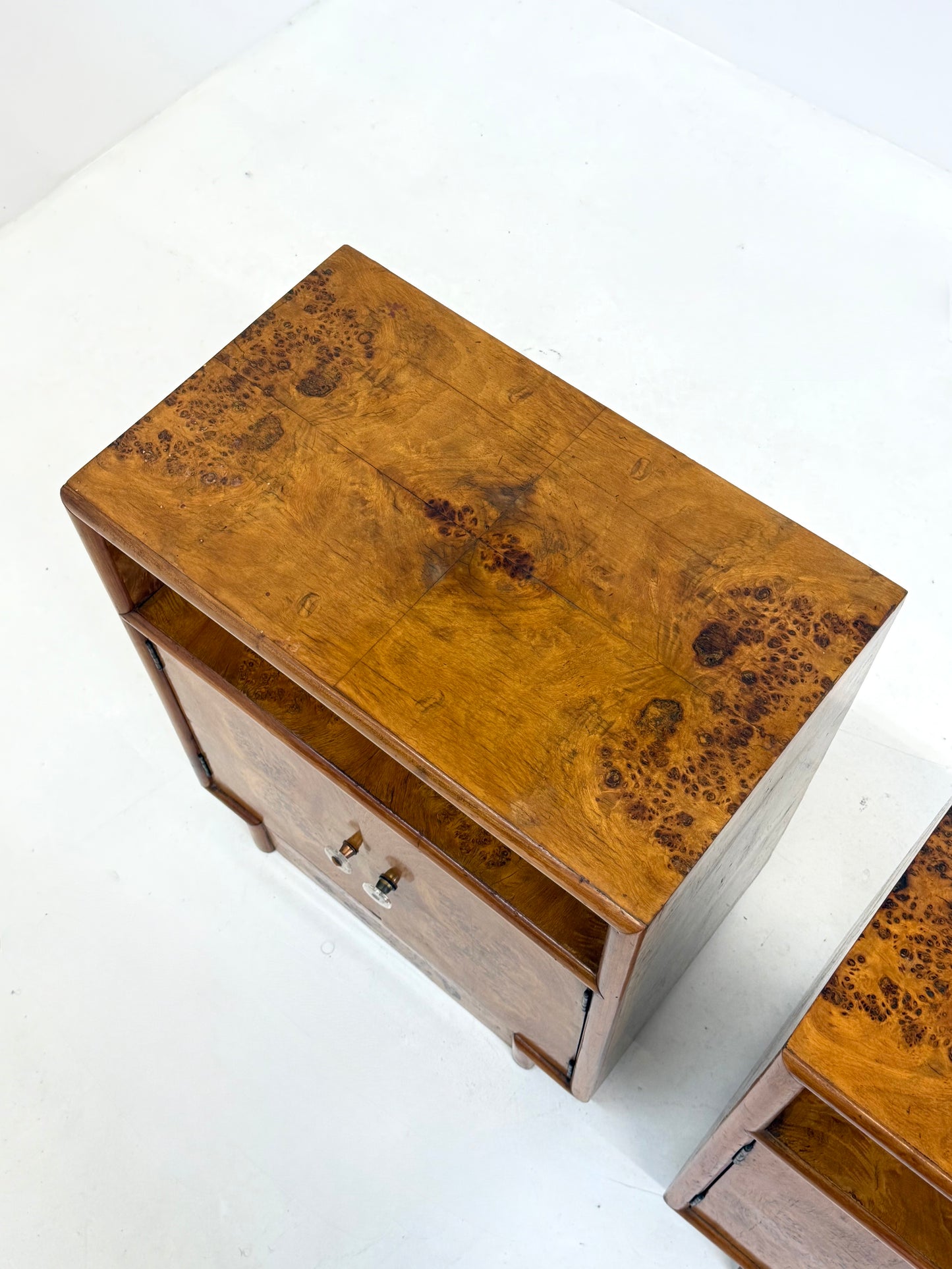 Set van twee vintage Art Deco nachtkastjes met wortelhout