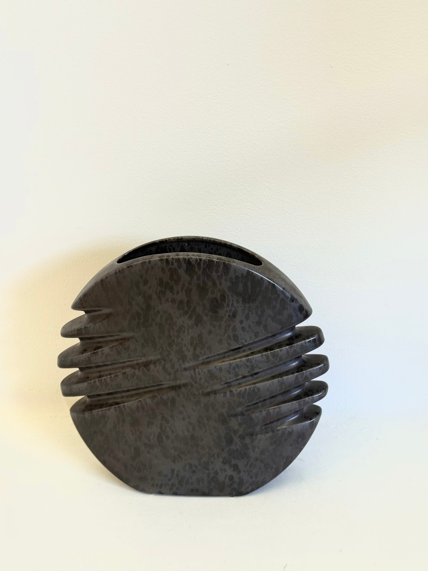 keramieke vaas van Nereo Boaretto in donkergrijs