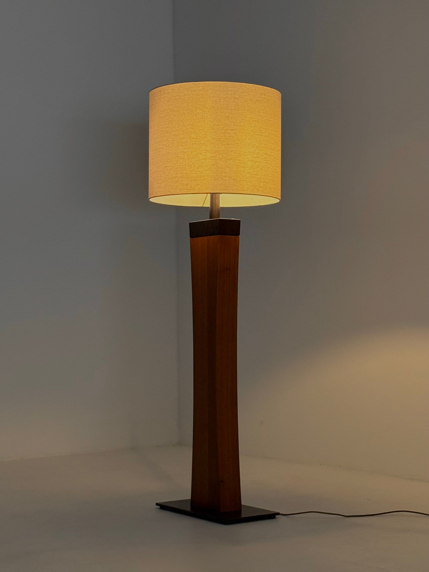 Italiaanse Mid Century vloerlamp van teakhout