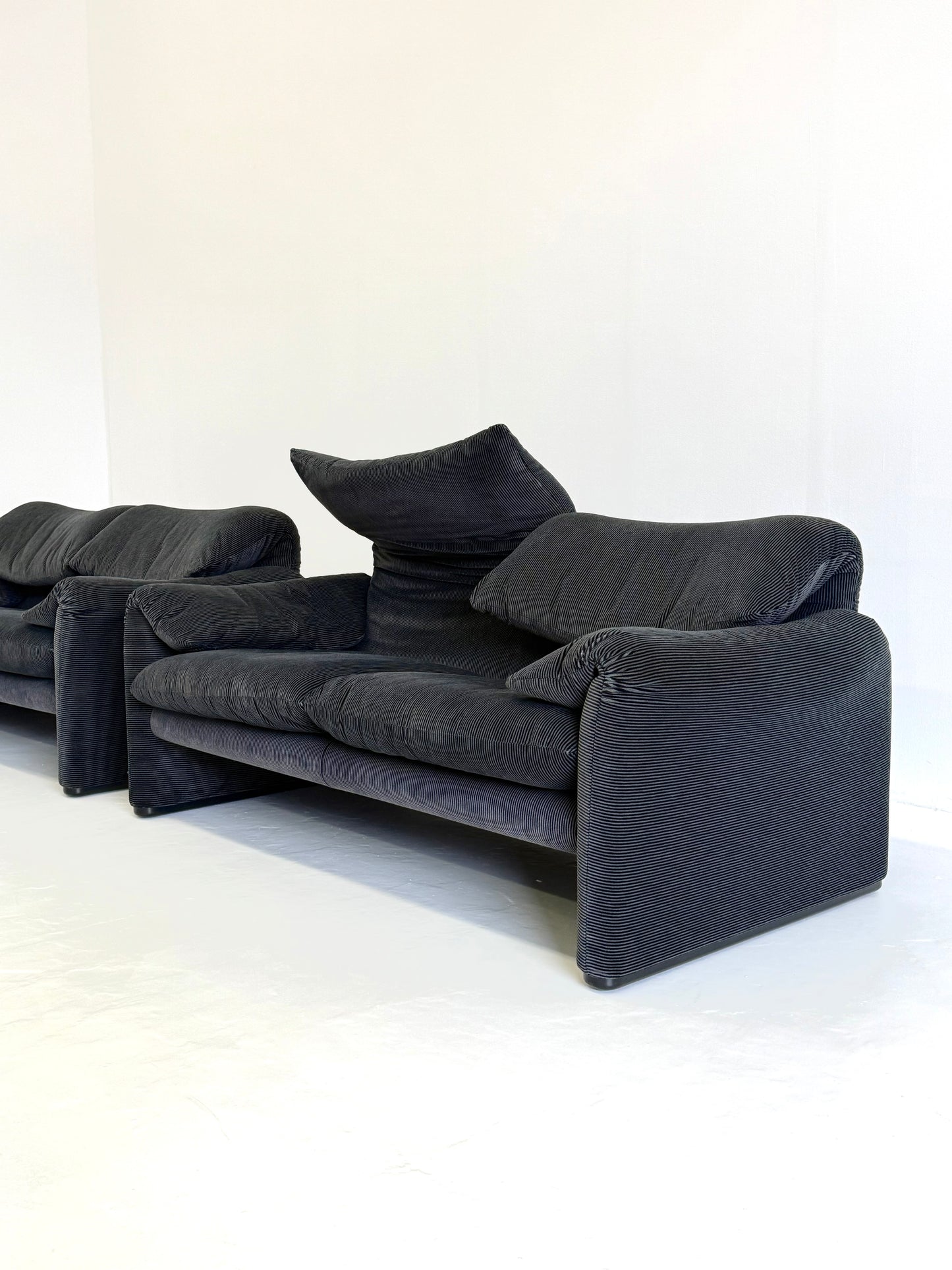 Cassina Maralunga 2-zits zwart grijs door Vico Magistretti