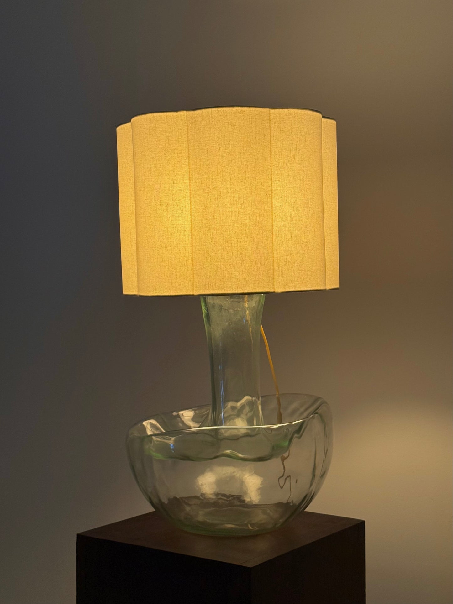 Grote vintage tafellamp met sculpturale glazen voet