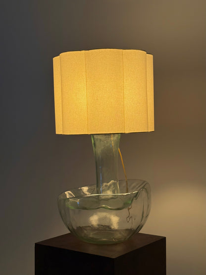 Grote vintage tafellamp met sculpturale glazen voet