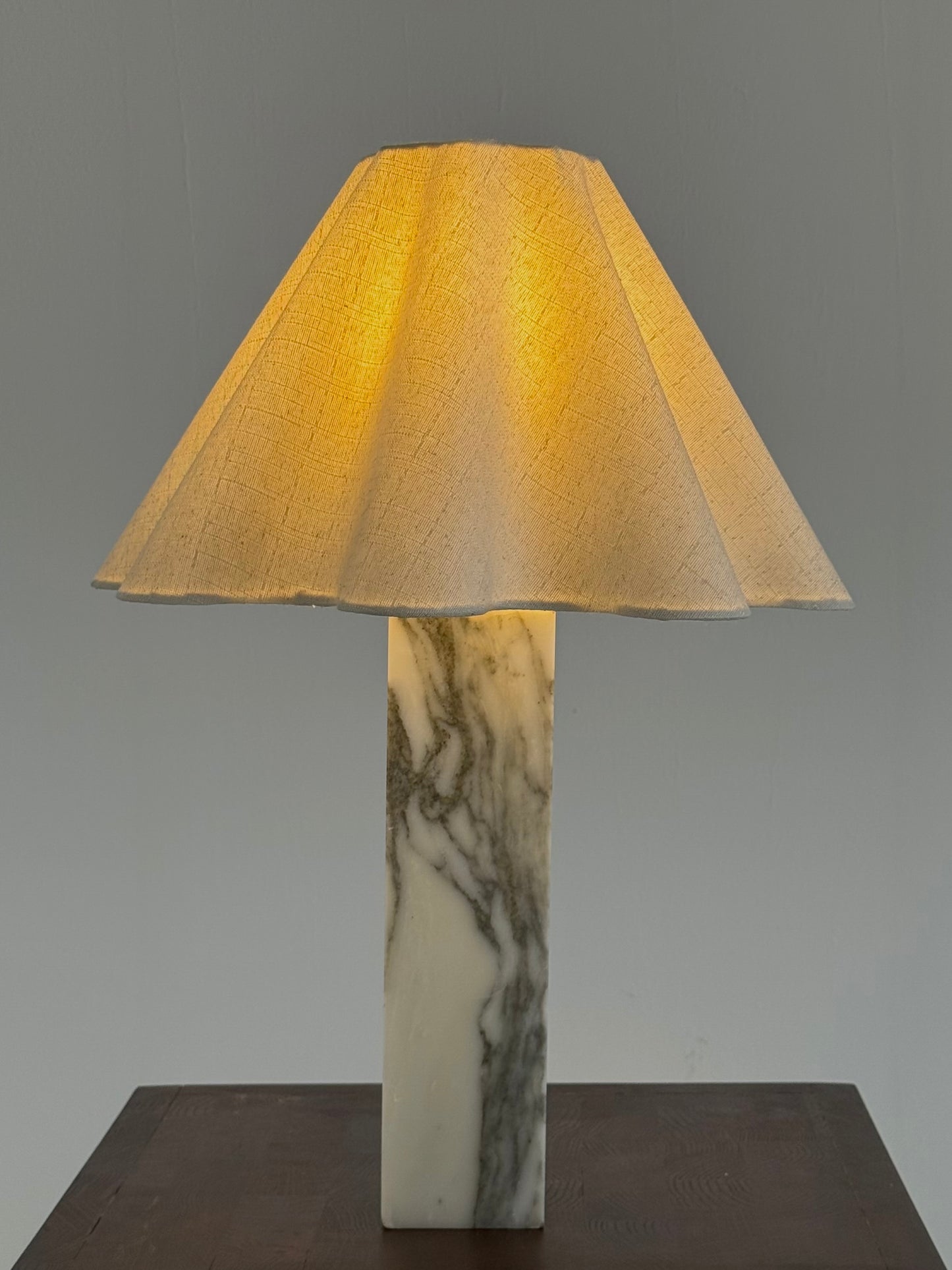 Vintage marmeren tafellamp met linnen kap