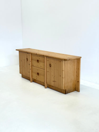 Grenenhout dressoir van Charlotte Perriand voor Les Arcs
