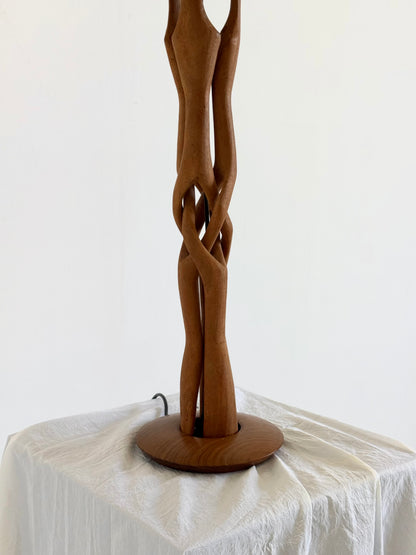 Sculpturaal handgesneden tafellamp van massief teakhout